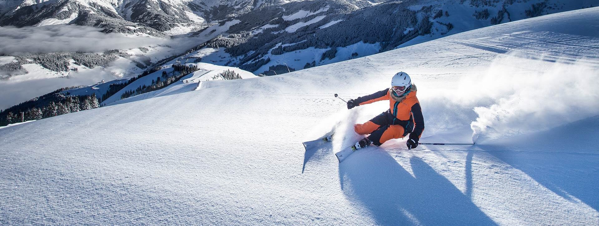 Gemütliches Alpenhotel mit Sonnenterrasse vor Bergkulisse, ideal für Urlaub am Hochkönig